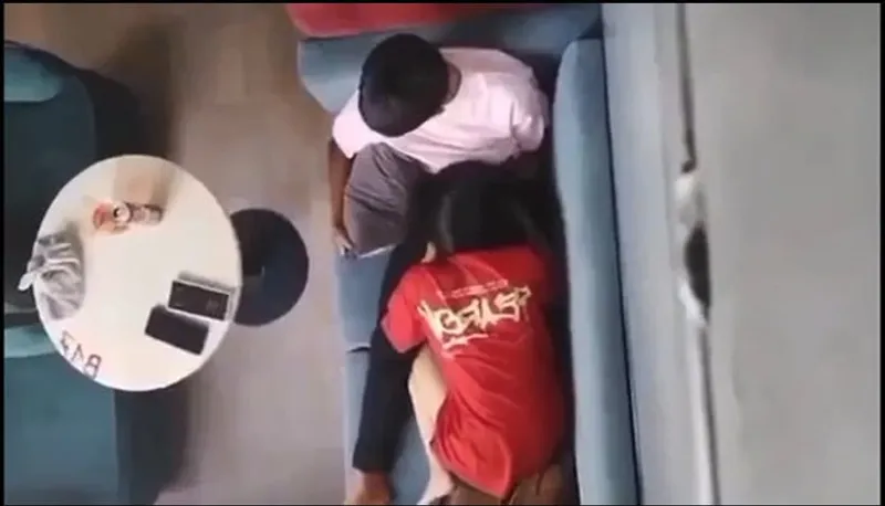 Quay lén cô bạn gái liếm mút cho gấu nơi công cộng