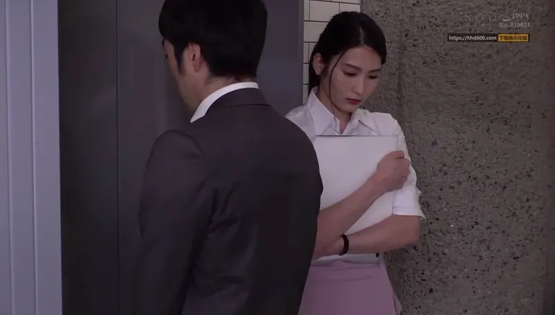 Em thư ký khổ tâm bị cấp trên bắt vào khách sạn phục vụ đối tác
